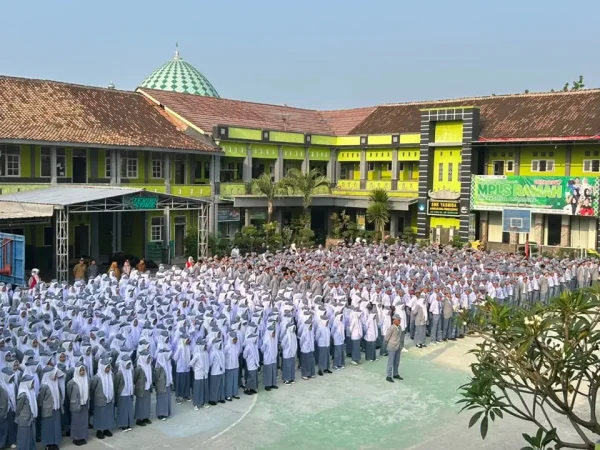 Kepala SMK Yasmida Apresiasi Kerapihan Baris-Berbaris Siswa pada Upacara Hari Pertama Masuk Sekolah
