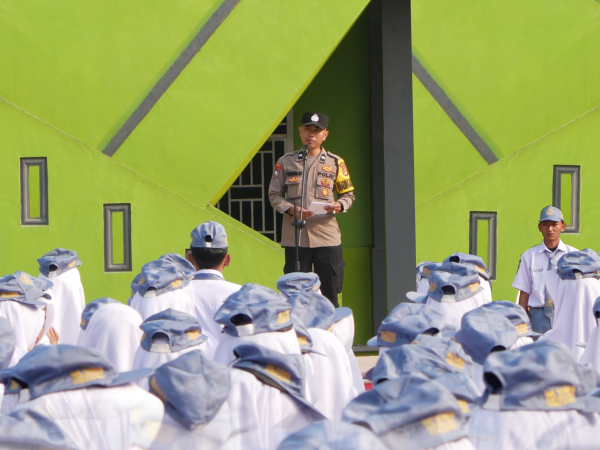 Tingkatkan Kedisiplinan dan Keselamatan Berkendara, SMK Yasmida Ambarawa Gandeng Polres Pringsewu dalam Upacara Hari Senin